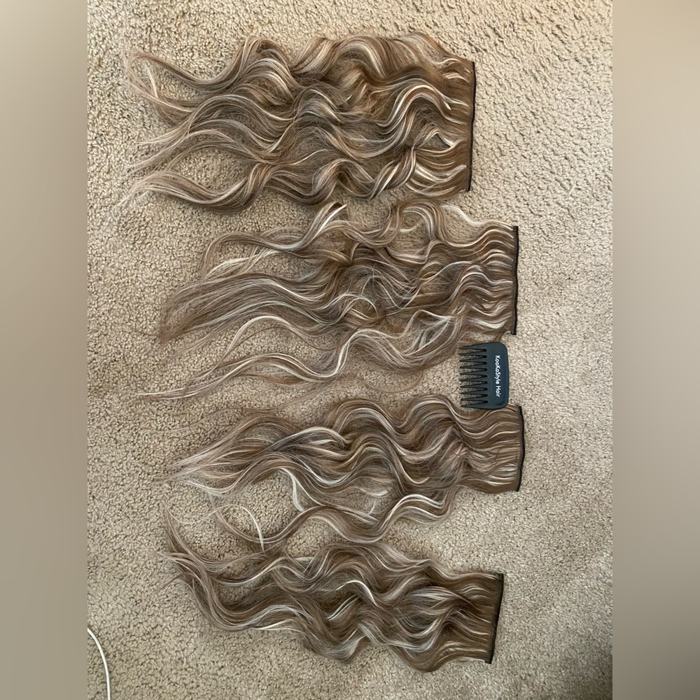 Synthetic Clip In Hair Extensions - Picture 3 of 4